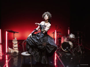 Foto di Veronica Pivetti In L'inferiorità Mentale della Donna. Lo spettacolo è andato in scena al Teatro Bobbio de La Contrada Teatro Stabile di Trieste