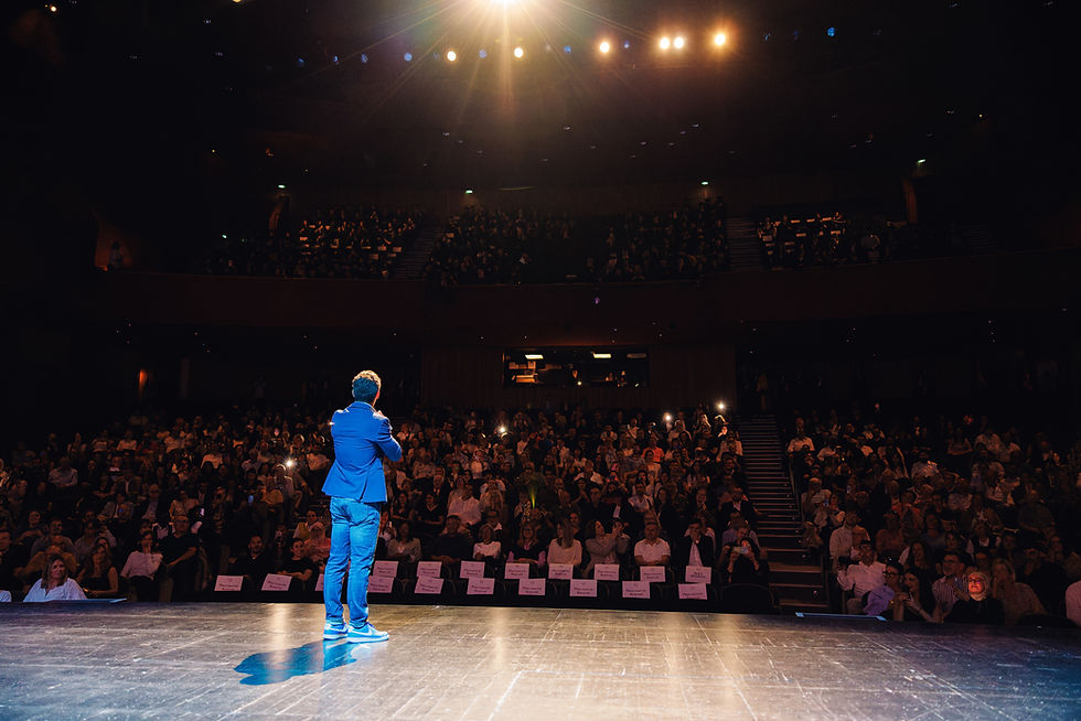 Bilingual speaker Jocelin Haas facing an audience of 900 people during the IAE Nice graduation ceremony at Théâtre Anthéa Antibe