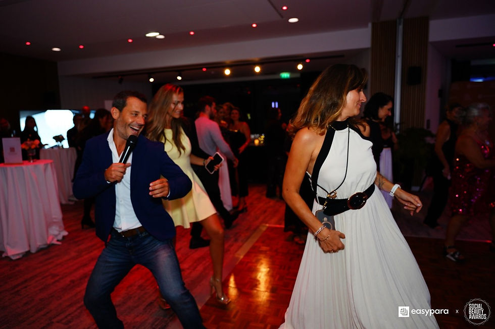 Jocelin Haas danse avec un micro à la main et un groupe de femmes