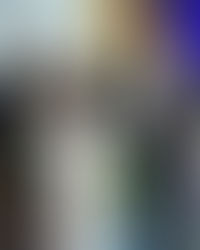 Speaker bilingue Jocelin Haas sur scène lors d’un événement EDF au centre de recherche Paris-Saclay avec animation micro en main