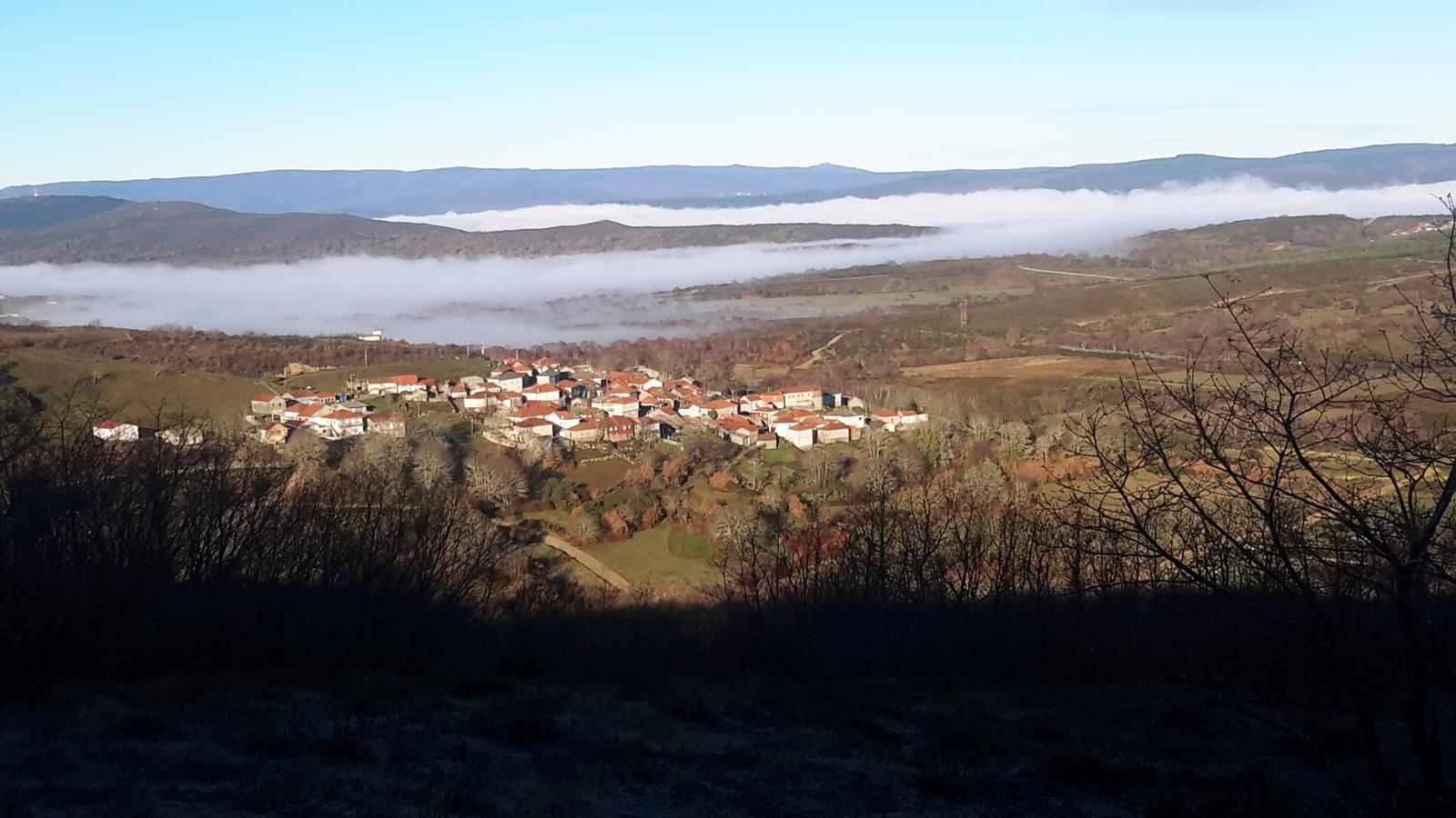Pueblo de A Limia entre la niebla de la mañana