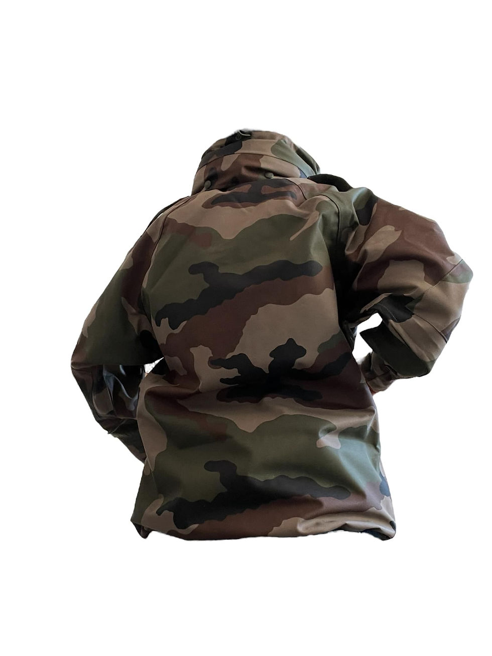 une parka goretex camouflée de l'Armée Française, avec un col montant qui dissimule une capuche.