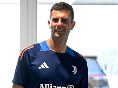 Thiago Motta: «Kolo Muani sta alzando il livello della squadra. Koopmeiners? Sono soddisfatto del suo lavoro. Puntiamo su Vlahovic»