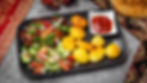 Grillitud kanakintsud ja kartulid, värske salat ja tomatikaste