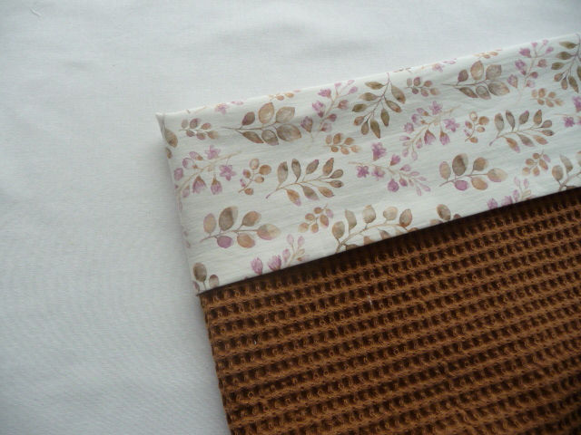 Thumbnail: Kinderwagen of wiegdeken van wafelstof met gevoerd met een blaadjes printvan mauve, roze en groen