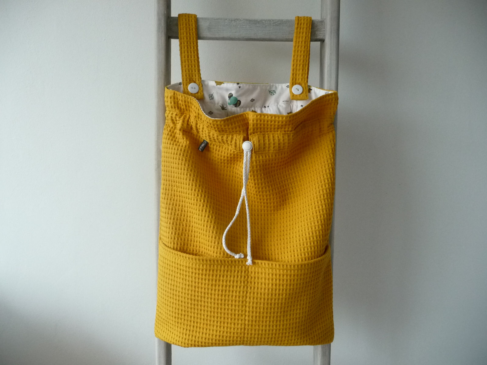 Een opgeruimde box met deze leuke okergele boxzak met dierenprint