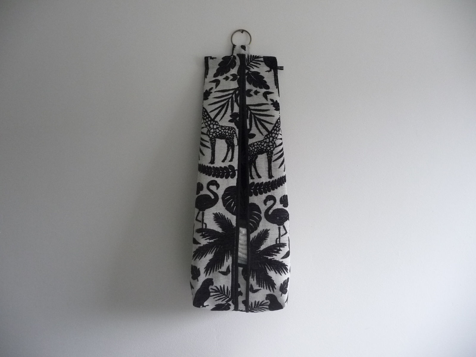 Luieropbergzak in een zwarte jungleprint, voor het stijlvol opbergen van je luiers.