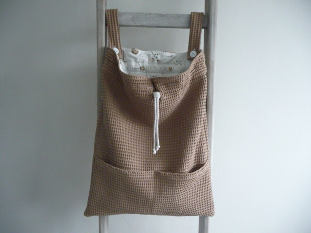 Boxzak in taupe kleur,  met 2 extra opbergvakken aan de voorkant.