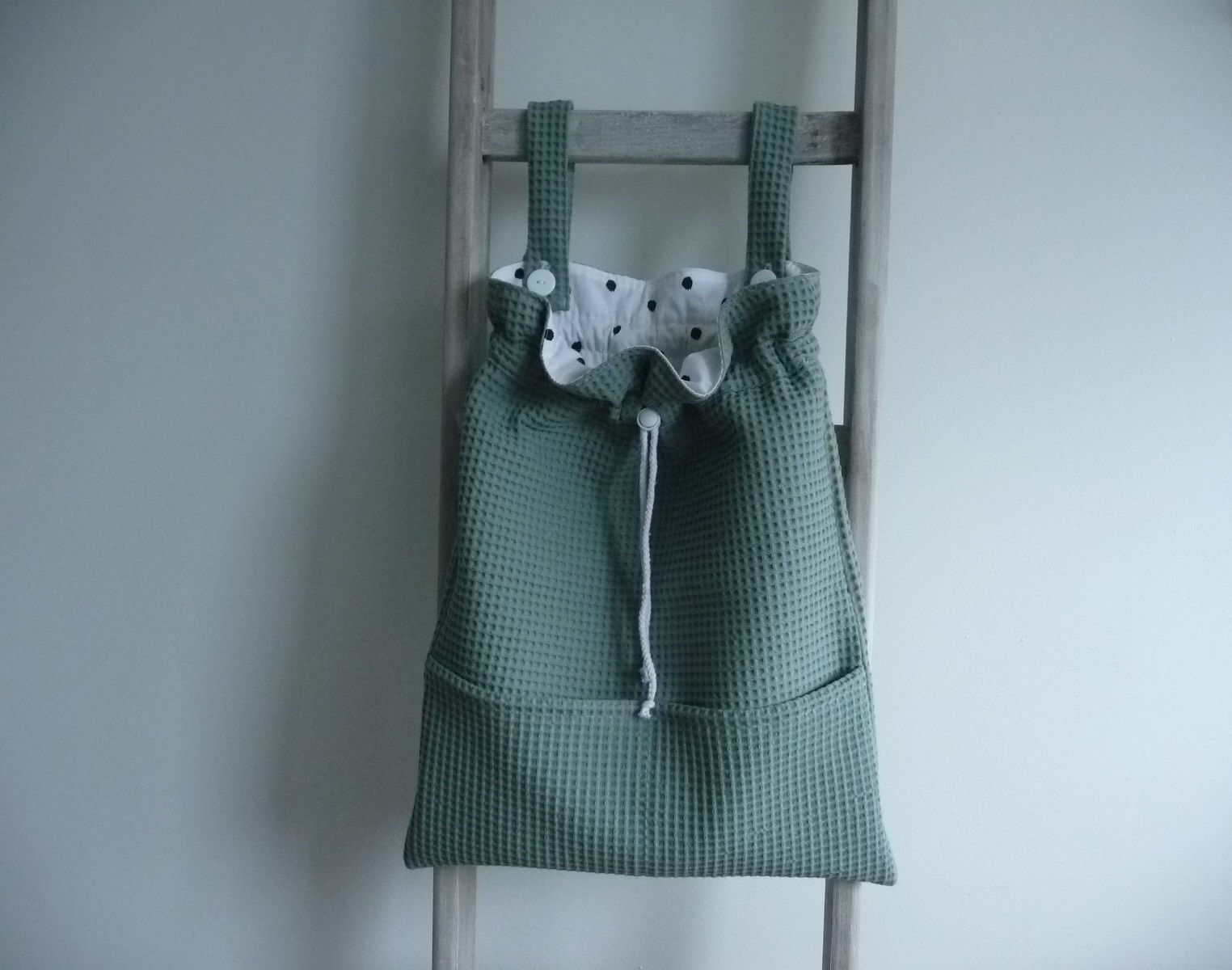 Saffiergroene boxzak van wafelstof gevoerd met stippen print, voor al het speelgoed van je baby.