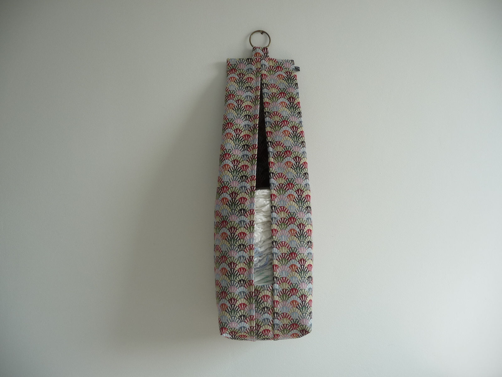 Een luxe luieropbergzak met gekleurde waaiers