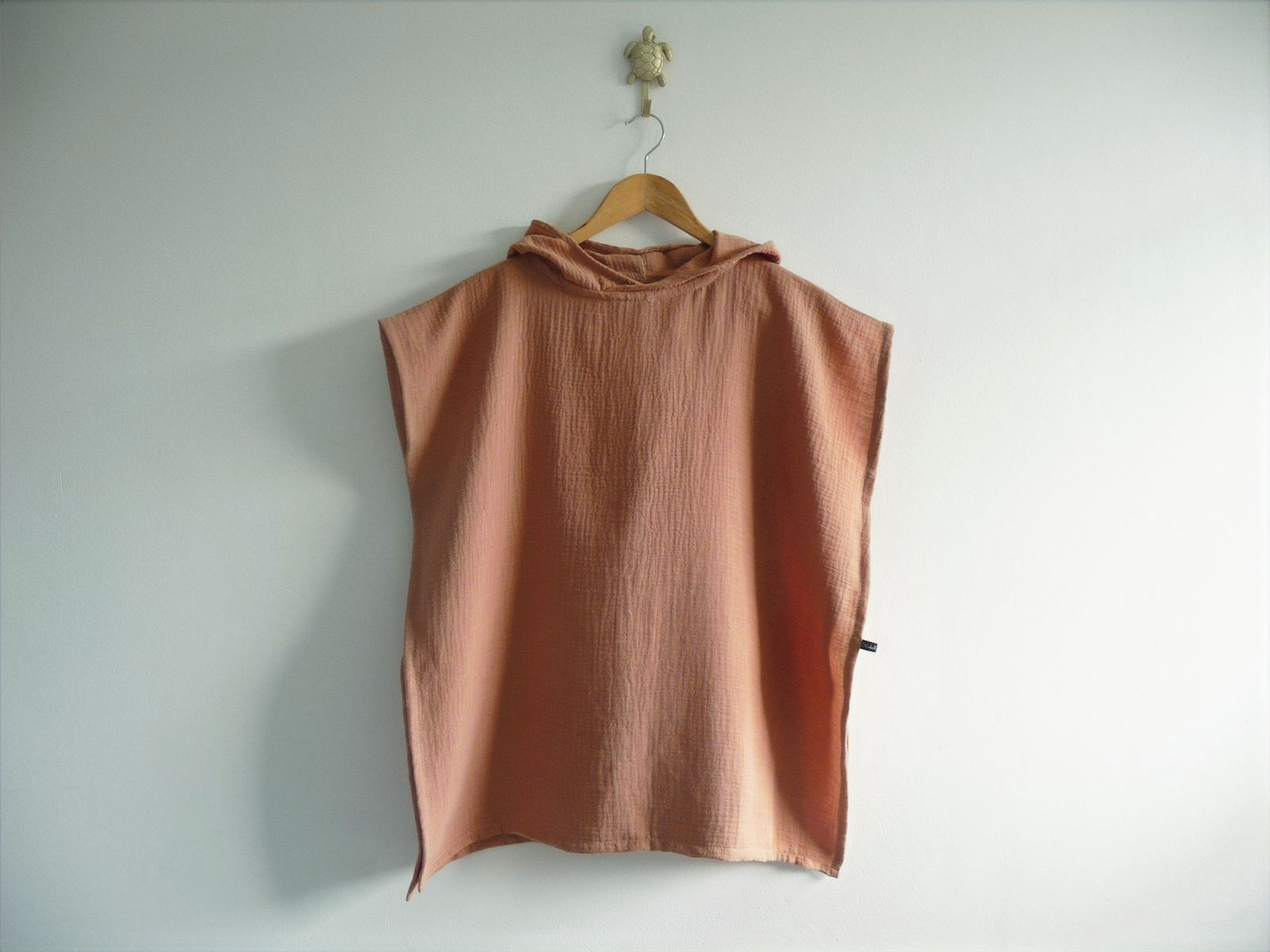 Kinderponcho van hydrofielstof in camel kleur