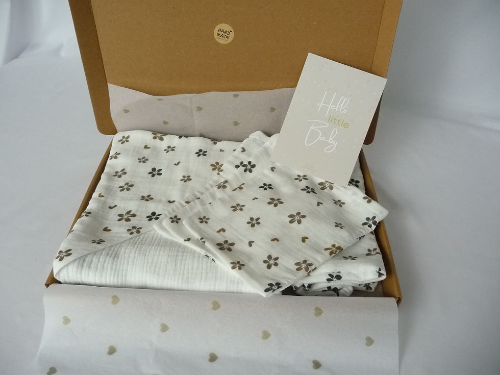Kraamcadeaubox met hydrofielebadcape, hydrofieledoek en 3 washandjes