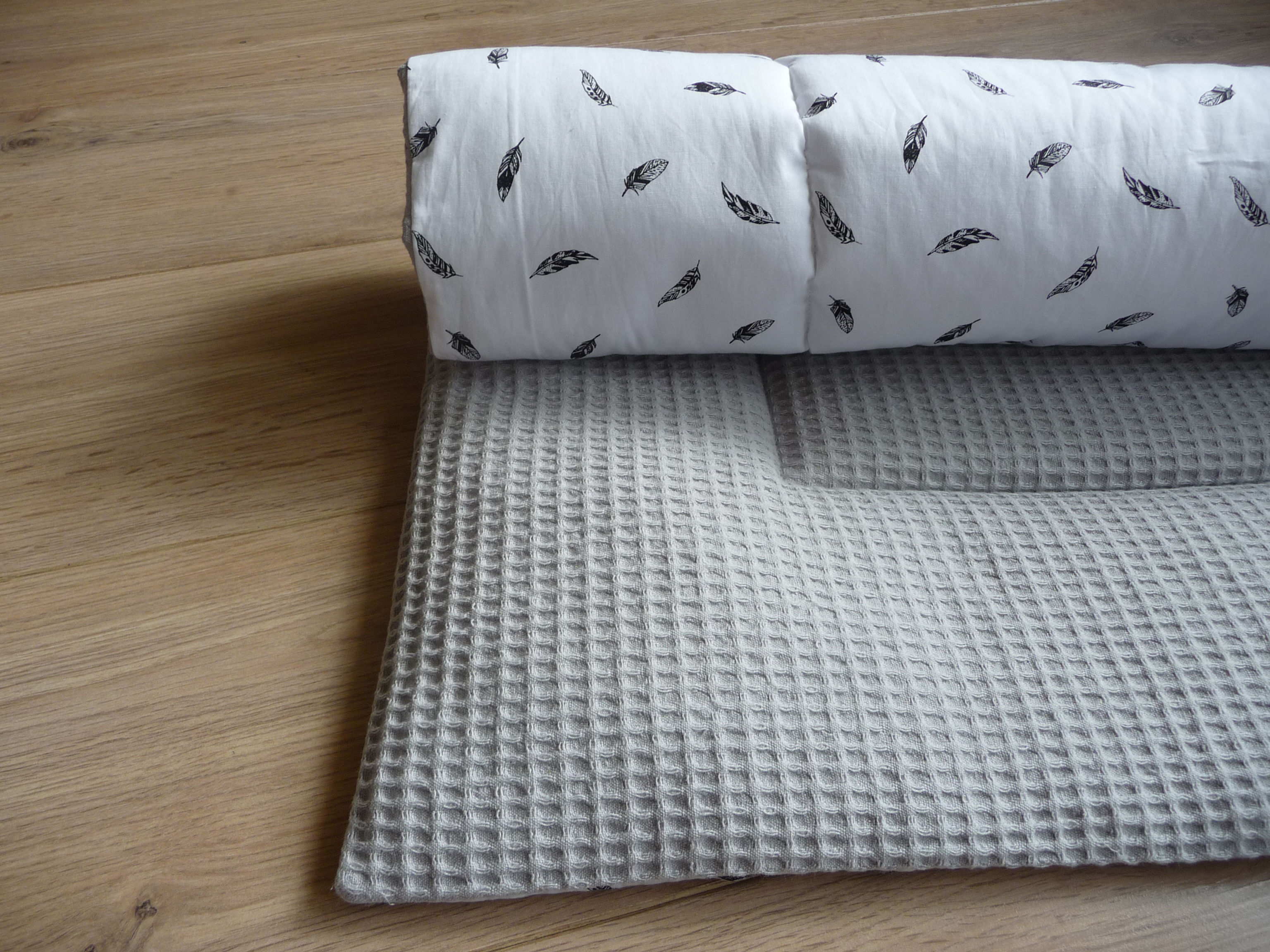 Boxkleed van lichtgrijze wafelstof met een veertjesprint