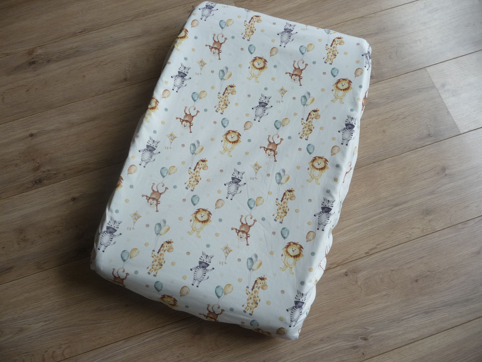 Aankleedkussenhoes van katoen met een leuk printje van ballonnen zebra's leeuwen en aapjes