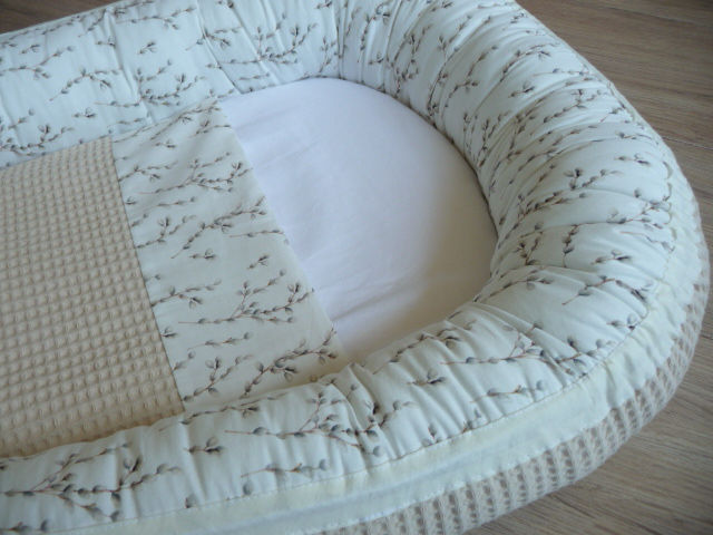 Thumbnail: close up van babynestje van wafelstof met wilgenkatjes