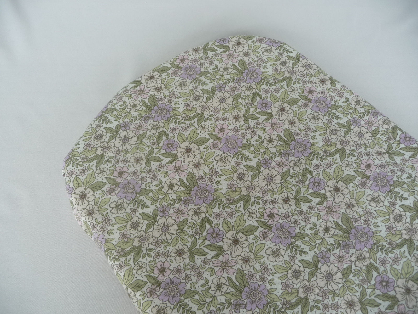 Hoeslaken voor kinderwagen of wieg met lila bloemetjesprint