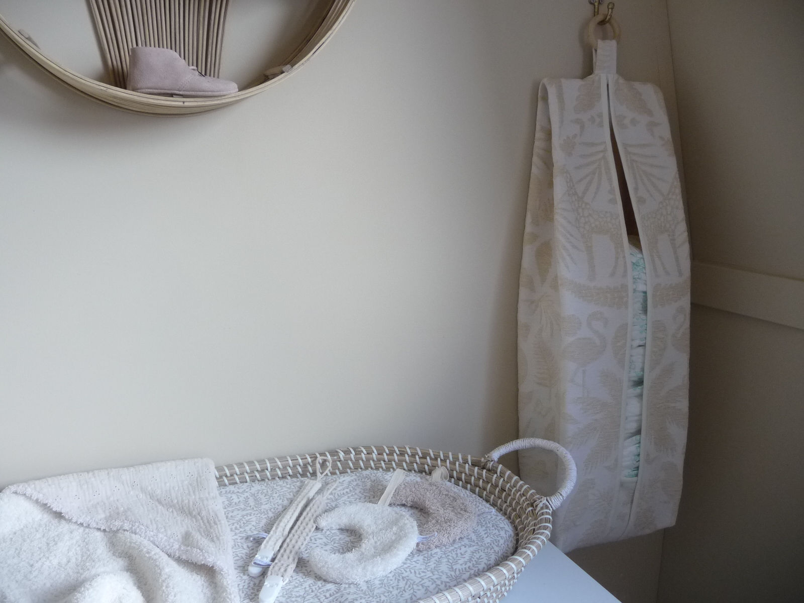 Luieropbergzak ecru jungle print hangend in babykamer