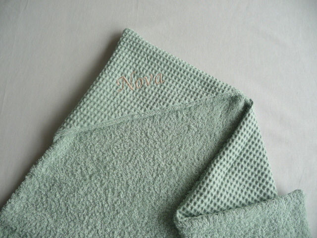 Thumbnail: Zachte dikke badcape met georduurde naam van groene wafelstof met badstof