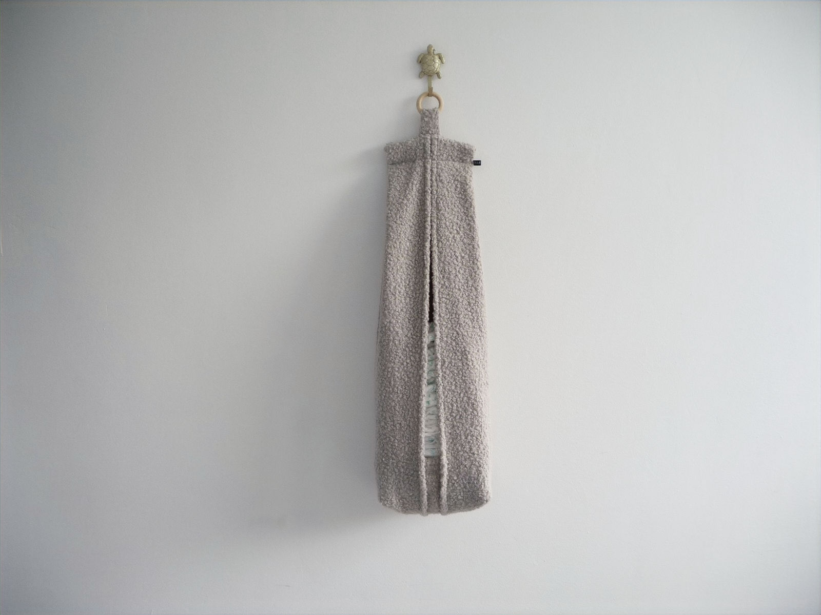 Luieropbergzak van zachte beige bouclé stof om je luiers stijlvol op te bergen.