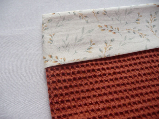 Thumbnail: Babydeken van roest wafelstof met print van wilgentakjes