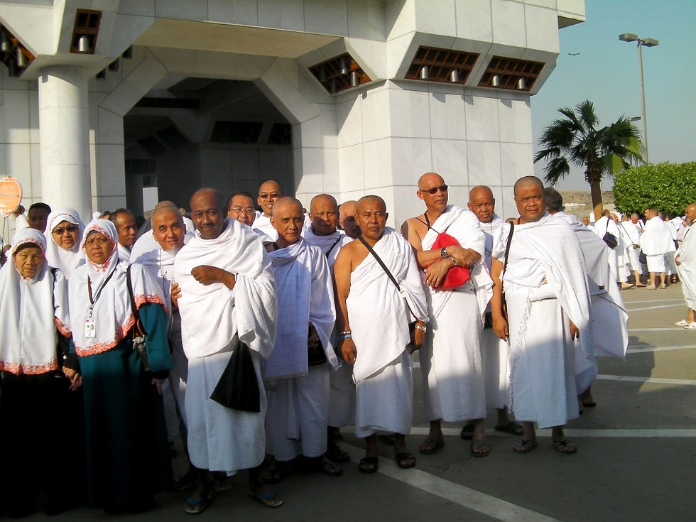 Di luar Masjid Tan'eim