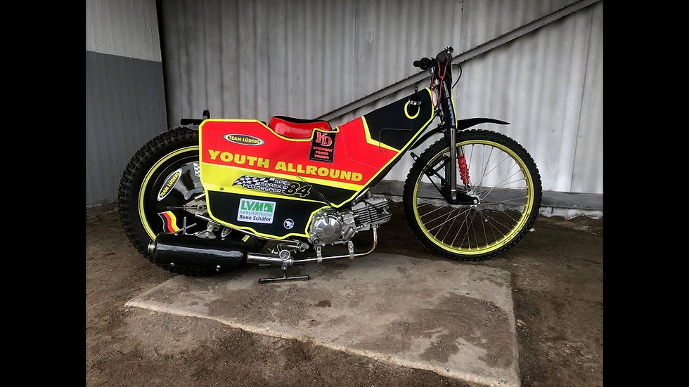 Das Speedway-Kitbike mit 190-Kubikmotor steht in Norden-Halbemond in jener Box, von der aus Egon Müller 1983 Weltmeister wurde. Foto: Norbert Ockenga