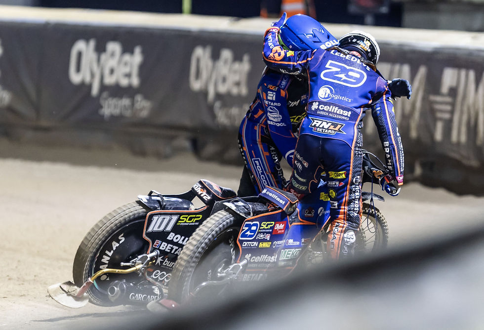 Andreij Lebedews und Brady Kurtz herzen sich nach dem Finale von Riga. Foto: FIM