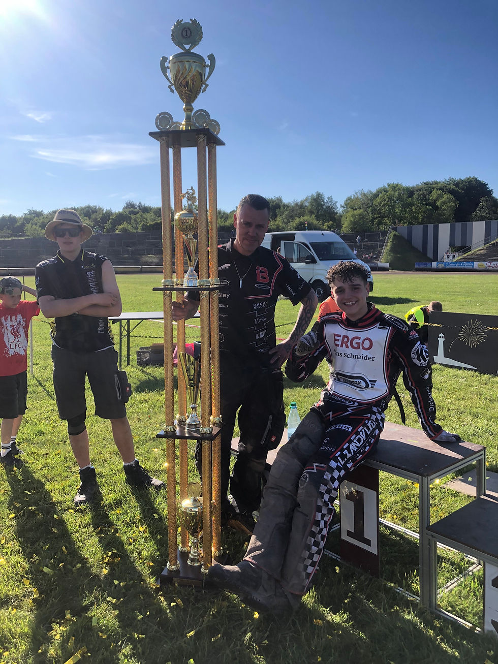 Im Schatten des Riesenpokals
