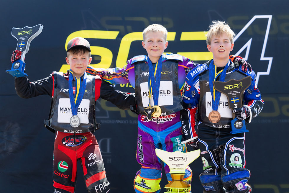 Blake Schlein, Simon Jul Vindum und Ryleigh McGregor auf dem Stockerl der Kinder-WM. Foto: FIM