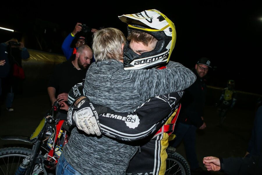 Mutter Monika Wachs freut sich mit ihrem Sohn Timo über den Weltcuptitel in Vechta. Foto: FIM