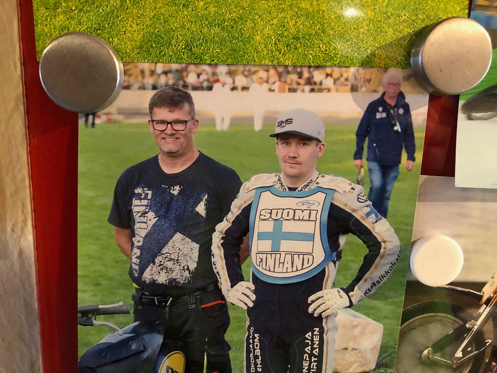 Jens Kreklau hilft als Mechaniker bei Finnen aus, hier bei Henri Ahlbom. Foto: Archiv Pension Budden