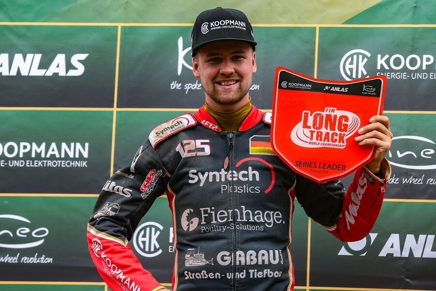 Lukas Fienhage mit dem Langbahn-Pendant zum Gelben Trikot, das ihn nach drei Läufen als WM-Tabellenführer ausweist. Foto: FIM