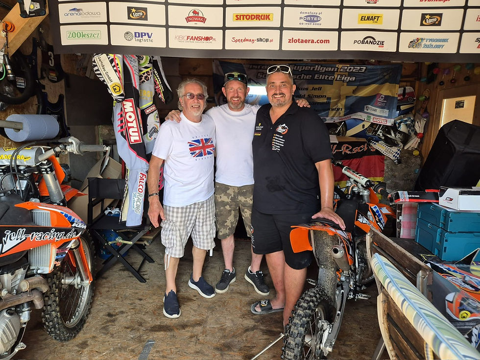 Paul Cooper (Mitte) am Mittwoch zu Besuch bei Christian Platzer (rechts). Foto: Inn-Isar-Racing