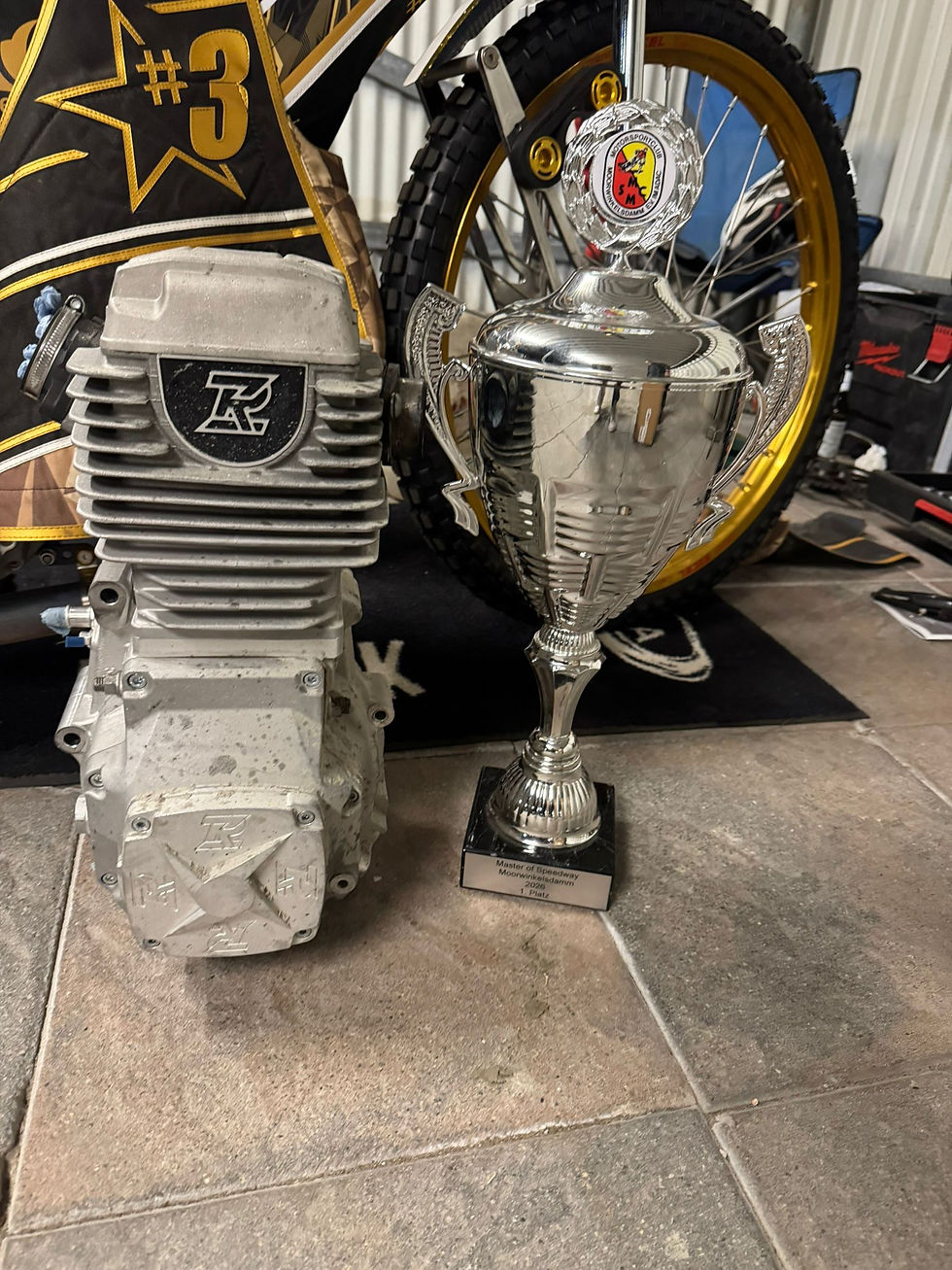 Norick Blödorn holt mit einem Motor von Lars Zandvliet den Siegerpokal in Mowi'damm.