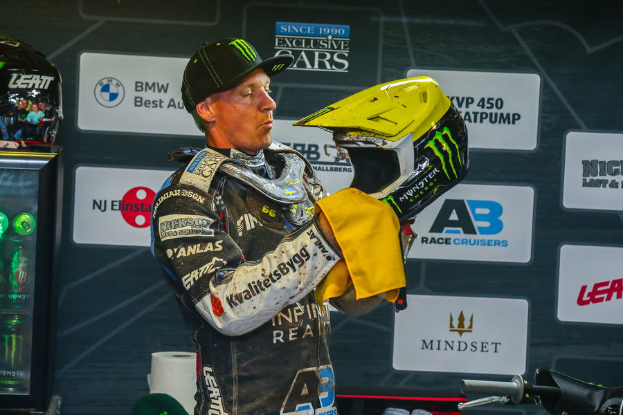 Fredrik Lindgren hat den Helm zu früh wieder aufgesetzt. Foto: FIM