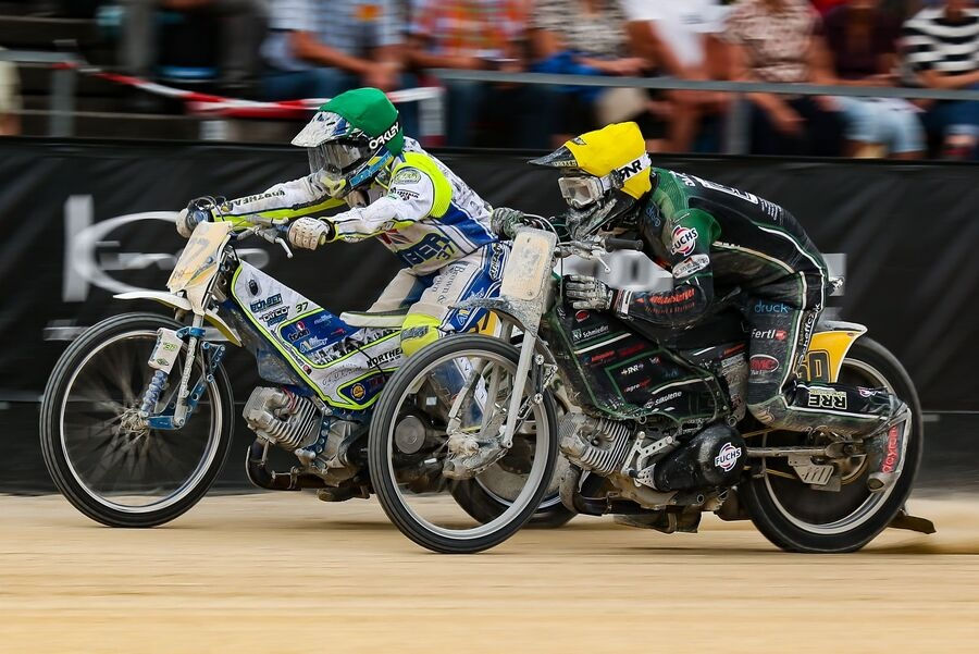 Daniel Spiller bietet in seiner ersten vollen WM-Saison auf der Langbahn sogar schon Stars wie Chris Harris Paroli – so wie hier beim ersten Grand Prix in Mühldorf. Foto: FIM