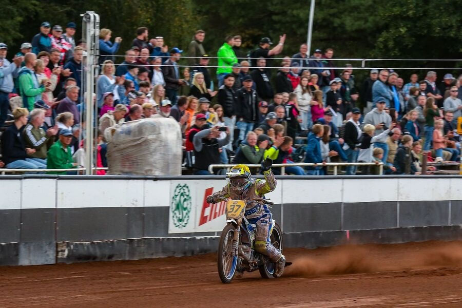 Chris Harris bejubelt in Niedersachsen seinen ersten Sieg auf einer 1.000-Meterbahn. Foto: FIM