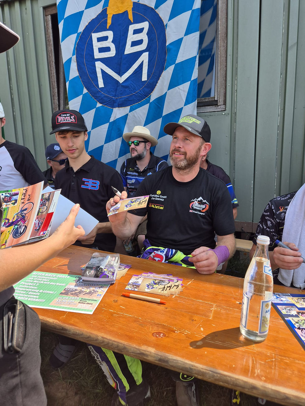 Hertingen-Sieger Paul Cooper bei der Autogrammstunde in Nandlstadt am Freitag. Foto: Christian Platzer