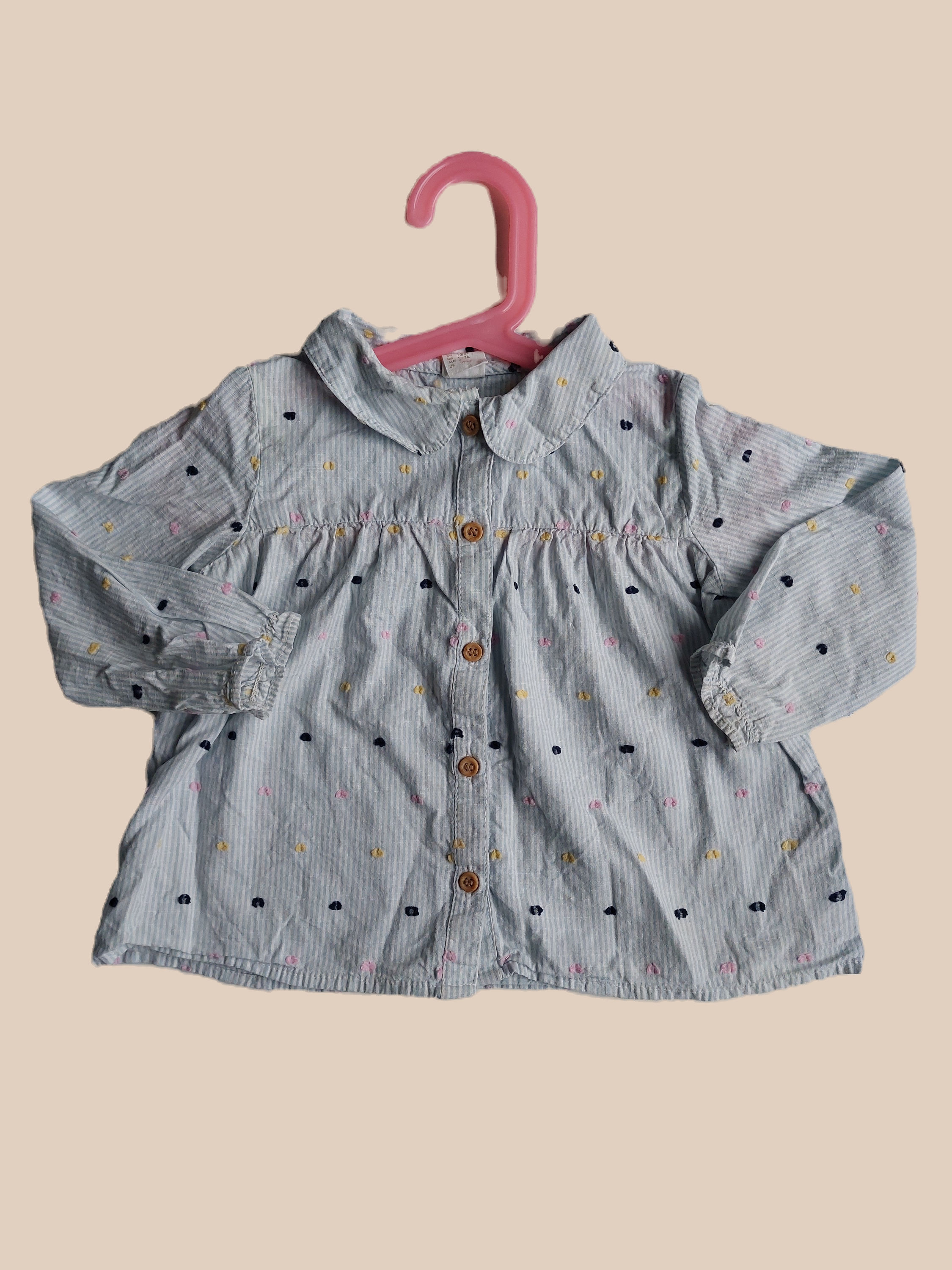 Blå bluse med prikker