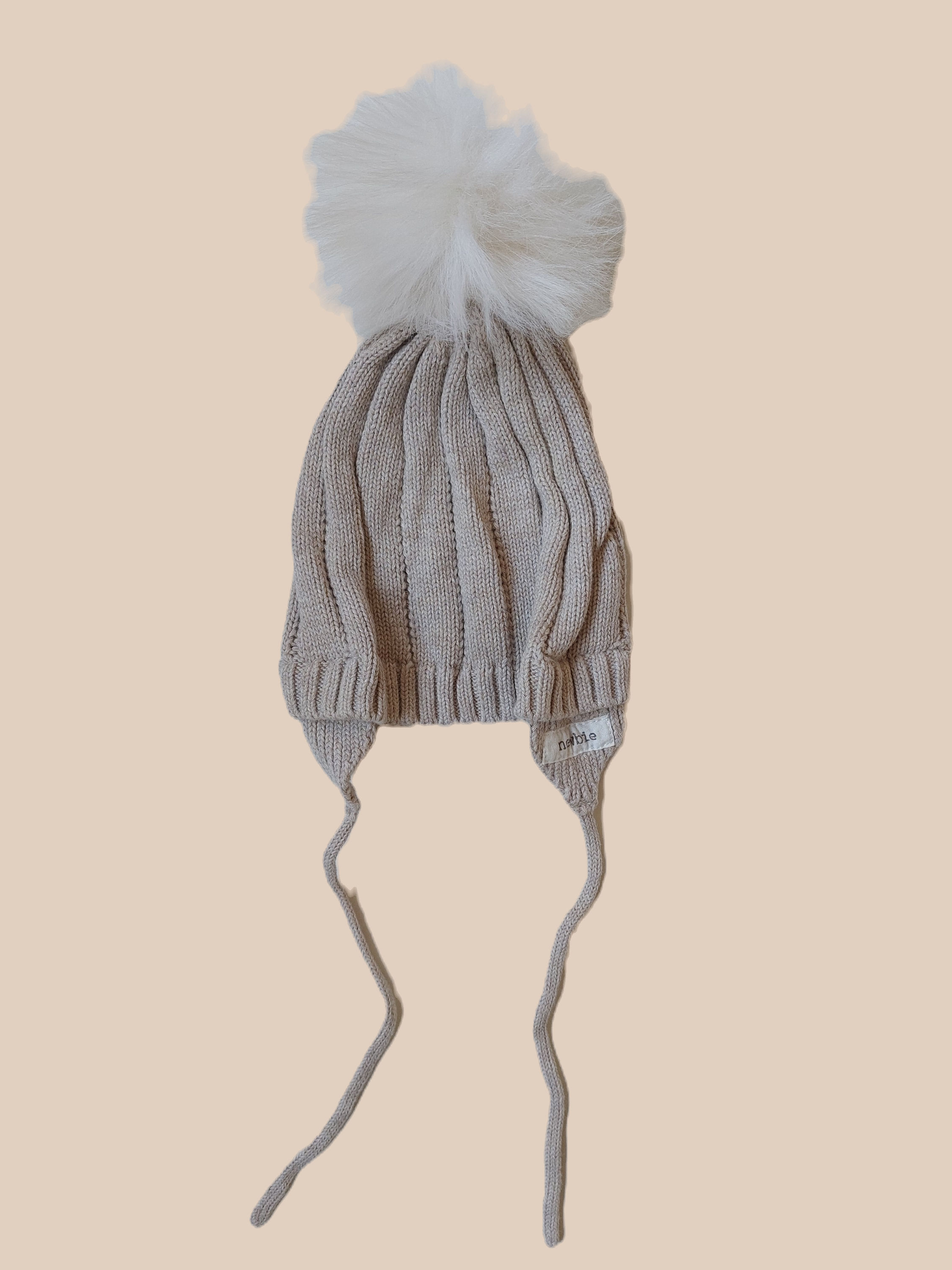 Beige lue med knytting og pompom