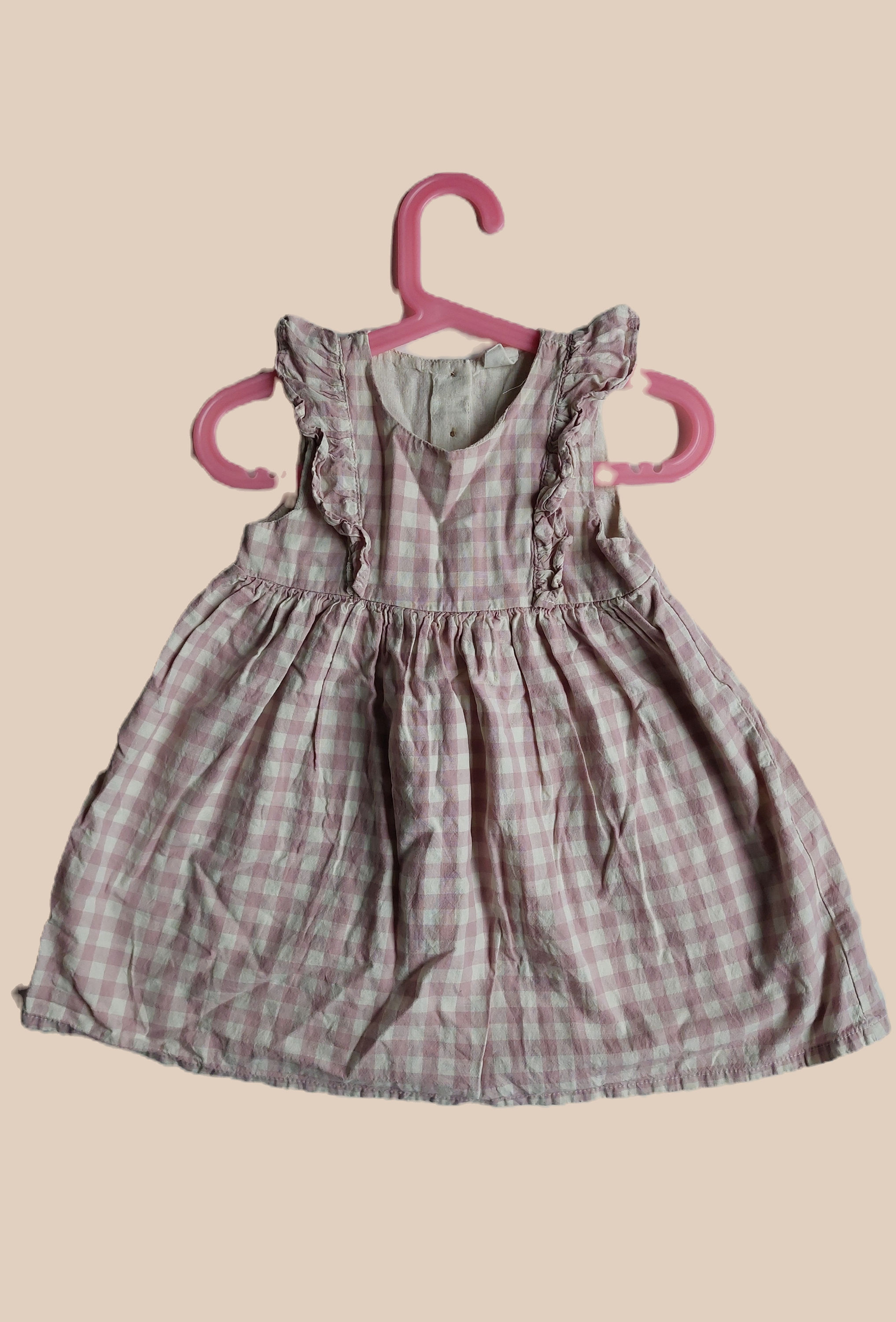 Hvit og rosa mønster kjole