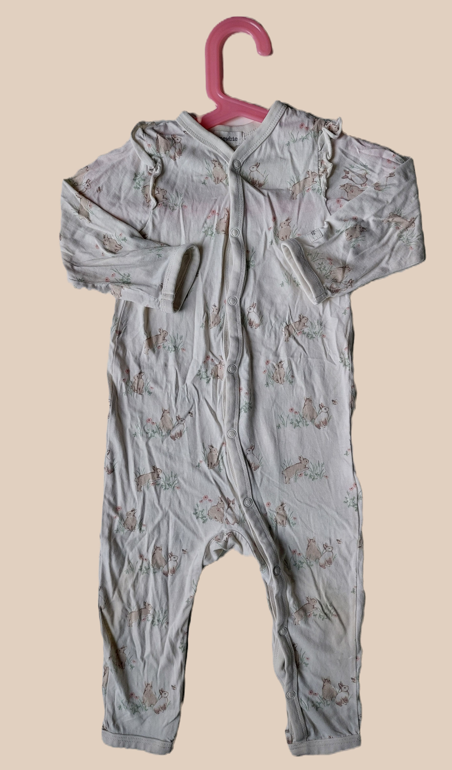 Hvit pysjamas med kaniner