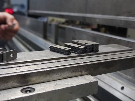 Como a dobra de chapas de inox melhoram a resistência e o acabamento dos seus projetos