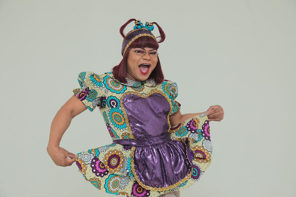 humorista vestido de cinderela