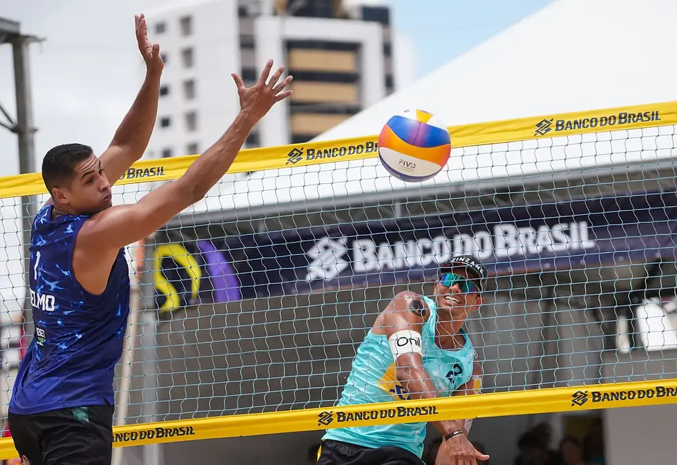 homens jogando vôlei de praia
