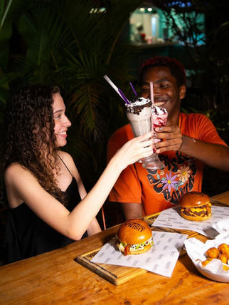 Onde comer hambúrguer artesanal, com opção vegana e vegetariana, em meio ao verde em João Pessoa?