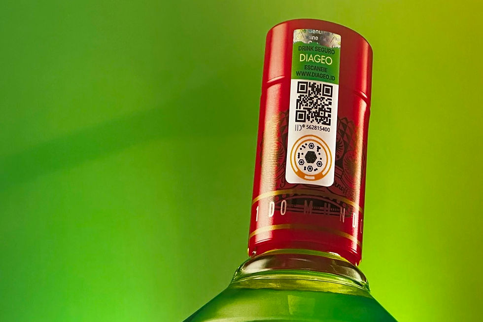 Garrafa de bebida com rótulo vermelho e QR code, contra fundo verde; texto DIAGEO e DRINK SEGURO visível.