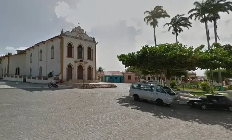 praça com igreja em serra da raiz