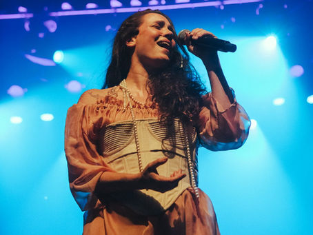 Cantora Tiê apresenta novo show em João Pessoa no dia 18 de julho, no Teatro Paulo Pontes