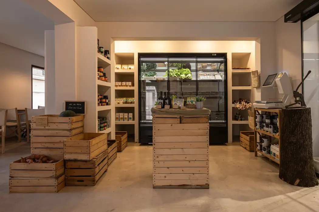 Zona de tienda con estanterías de productos gastronómicos, Sa Bàscula
